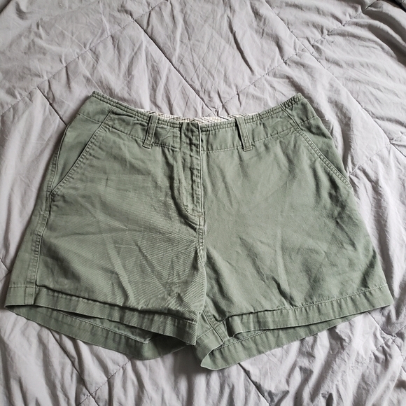 St. John’s Bay Chino Shorts Olive Green Women's 10 Nuetral Everyday Summer EUC - Picture 1 of 9